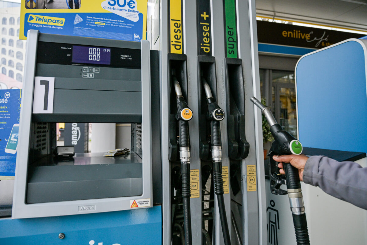 Fuel: MEF decree published in the Official Gazette, excise duty cut until 3 July Fuel: MEF decree published in the Official Gazette, excise duty cut until 3 July