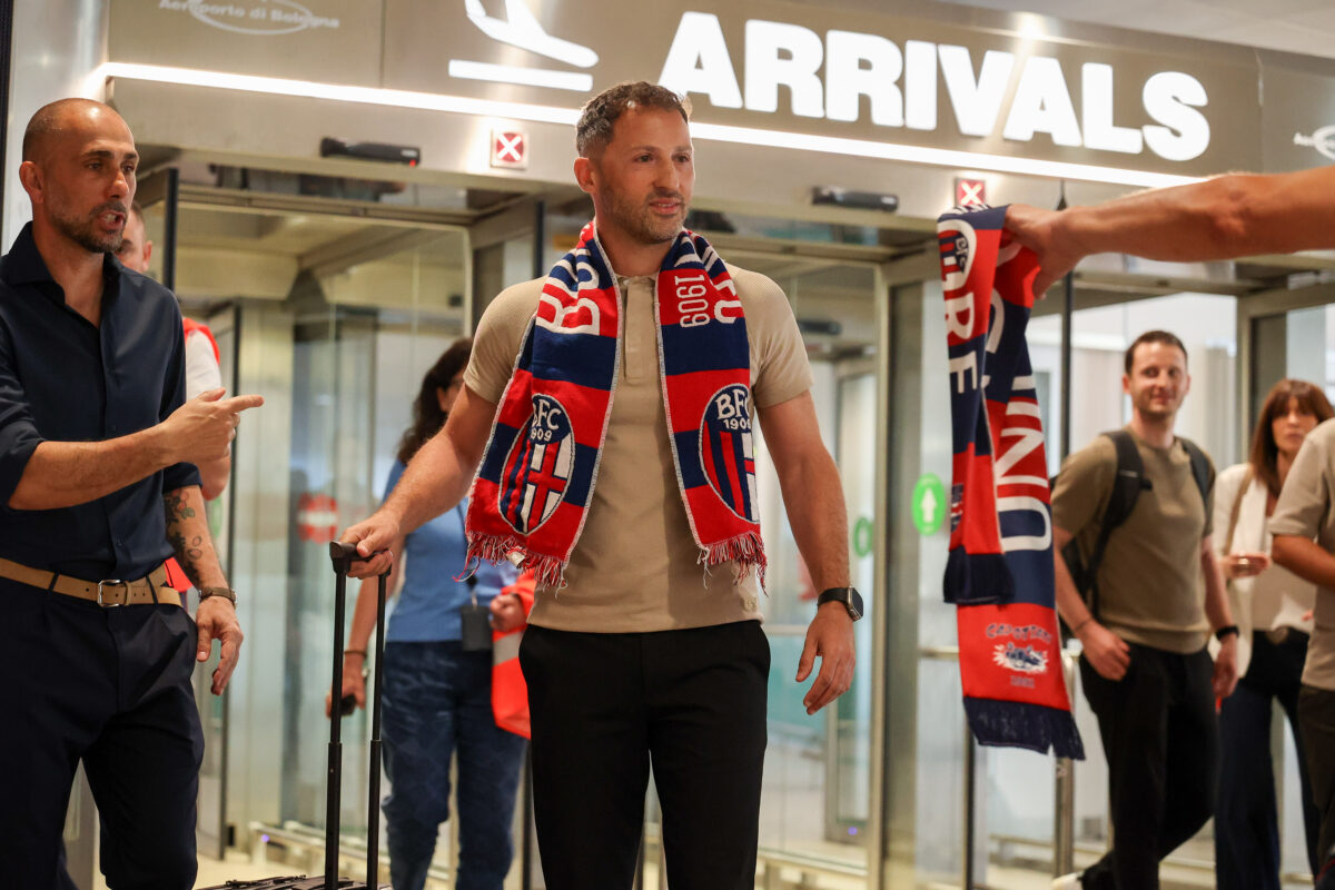 Football: Tedesco arrives in Bologna, selfies and autographs at the airport