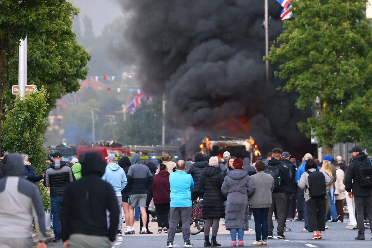 United Kingdom, two police officers injured in protests in Belfast