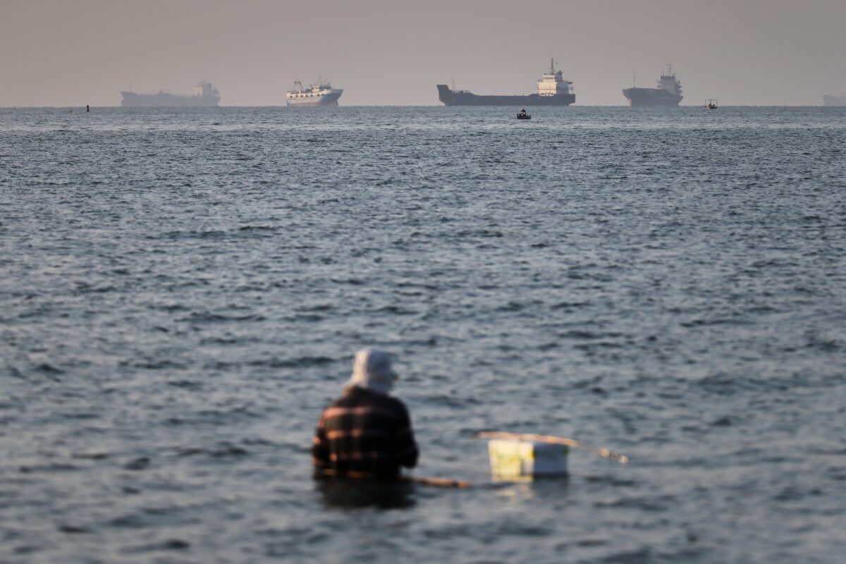 Iran, Tehran: “Strait of Hormuz completely closed until further notice”