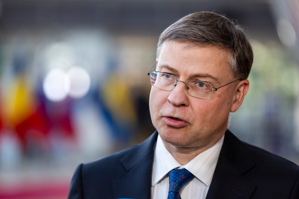 Ukraine, Dombrovskis: ‘Step up the pressure on Russia’