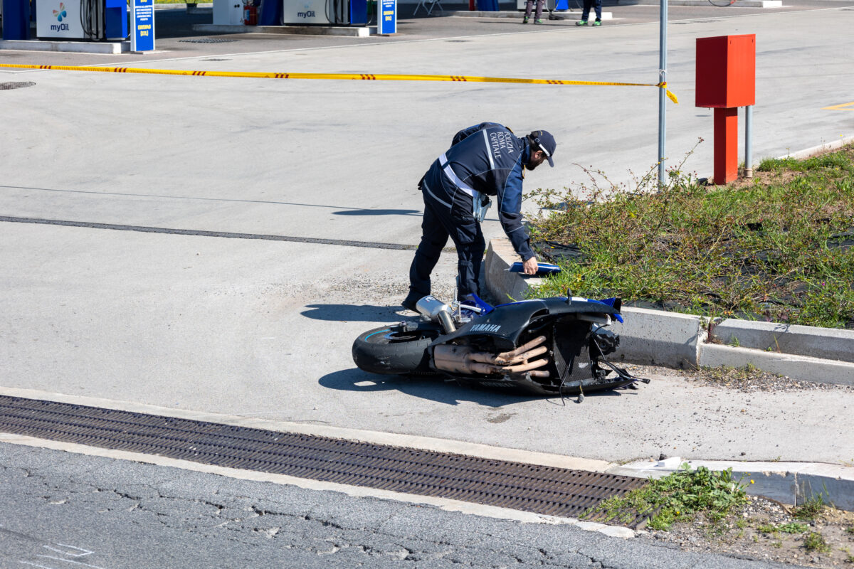 Road accidents: pile-up near Rome leaves 16-year-old motorcyclist dead