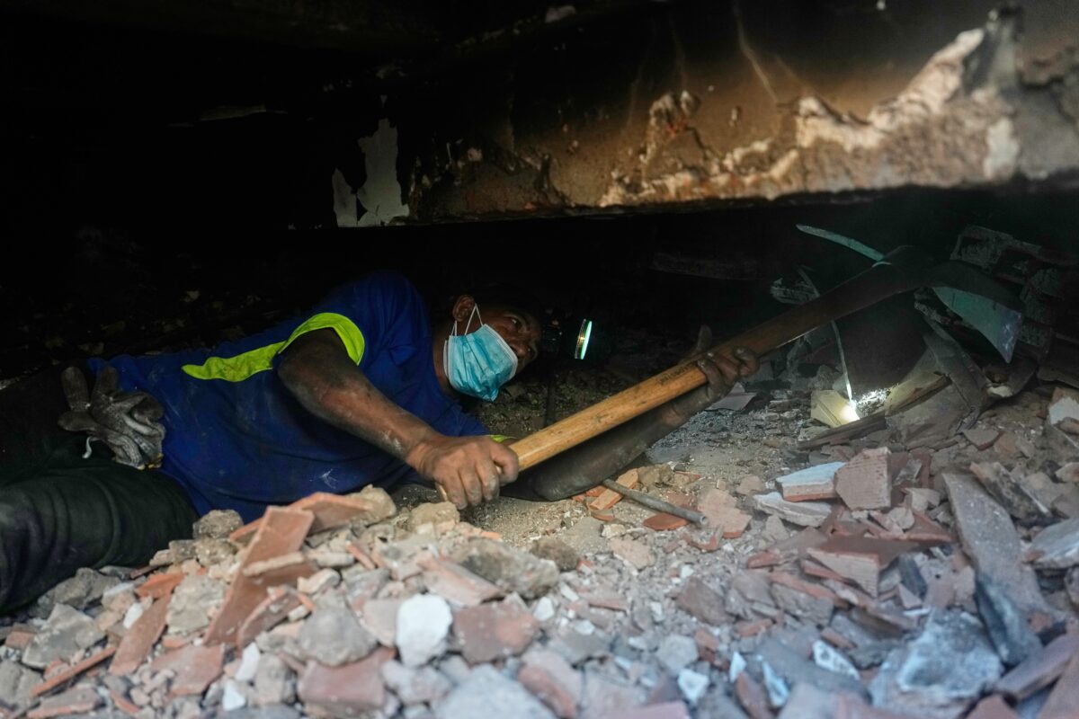 Venezuela: 12-year-old boy pulled alive from the rubble in La Guaira, five days after the earthquake