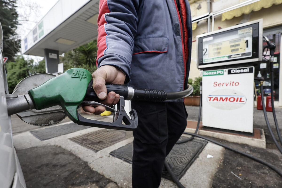 Fuel, Codacons: “Excise cut expires tomorrow, without extension +3 euros per tank”