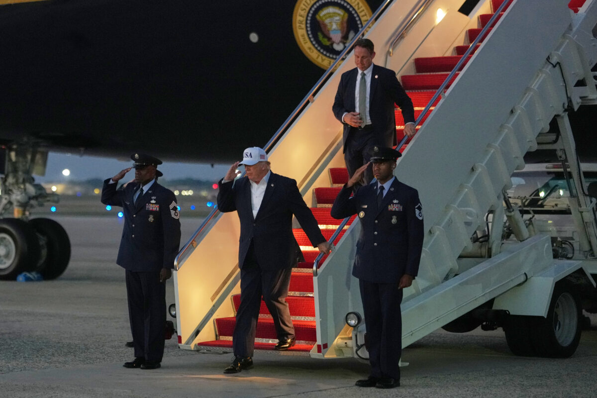 USA, media: “Donald Trump considers blocking entry for pregnant foreign women”