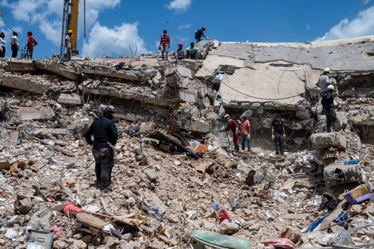 Venezuela: Man trapped under rubble for eight days pulled out alive