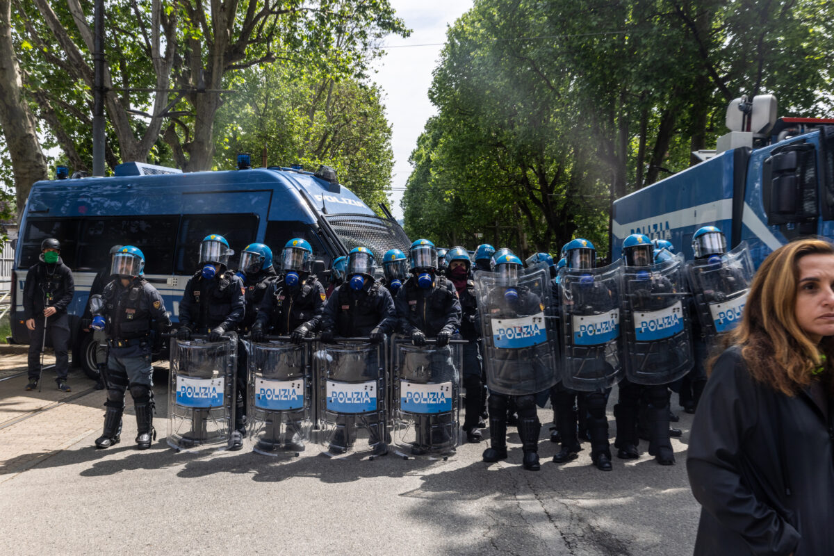 Prato: workers’ protest outside the gates of the Acca factory cleared