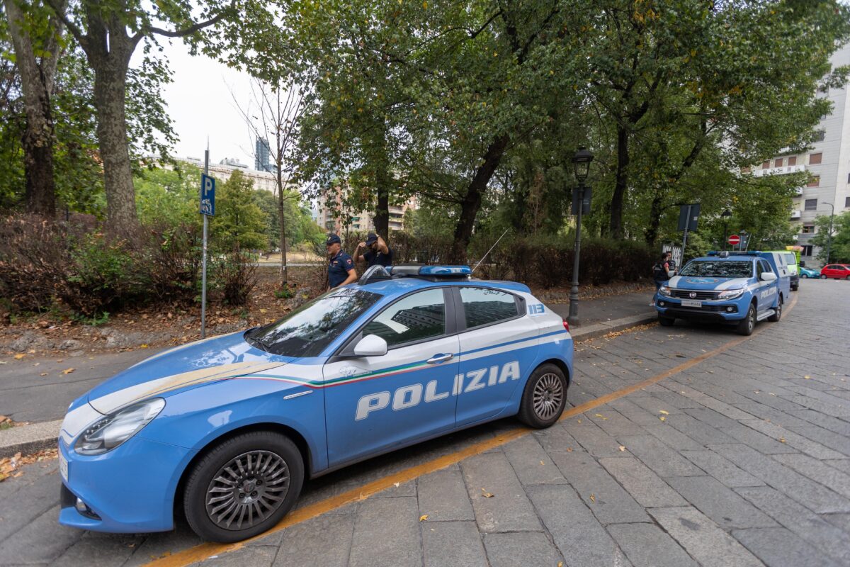 Milan, 55-year-old man stabbed 20 times for no apparent reason: he is in serious condition. Attacker arrested