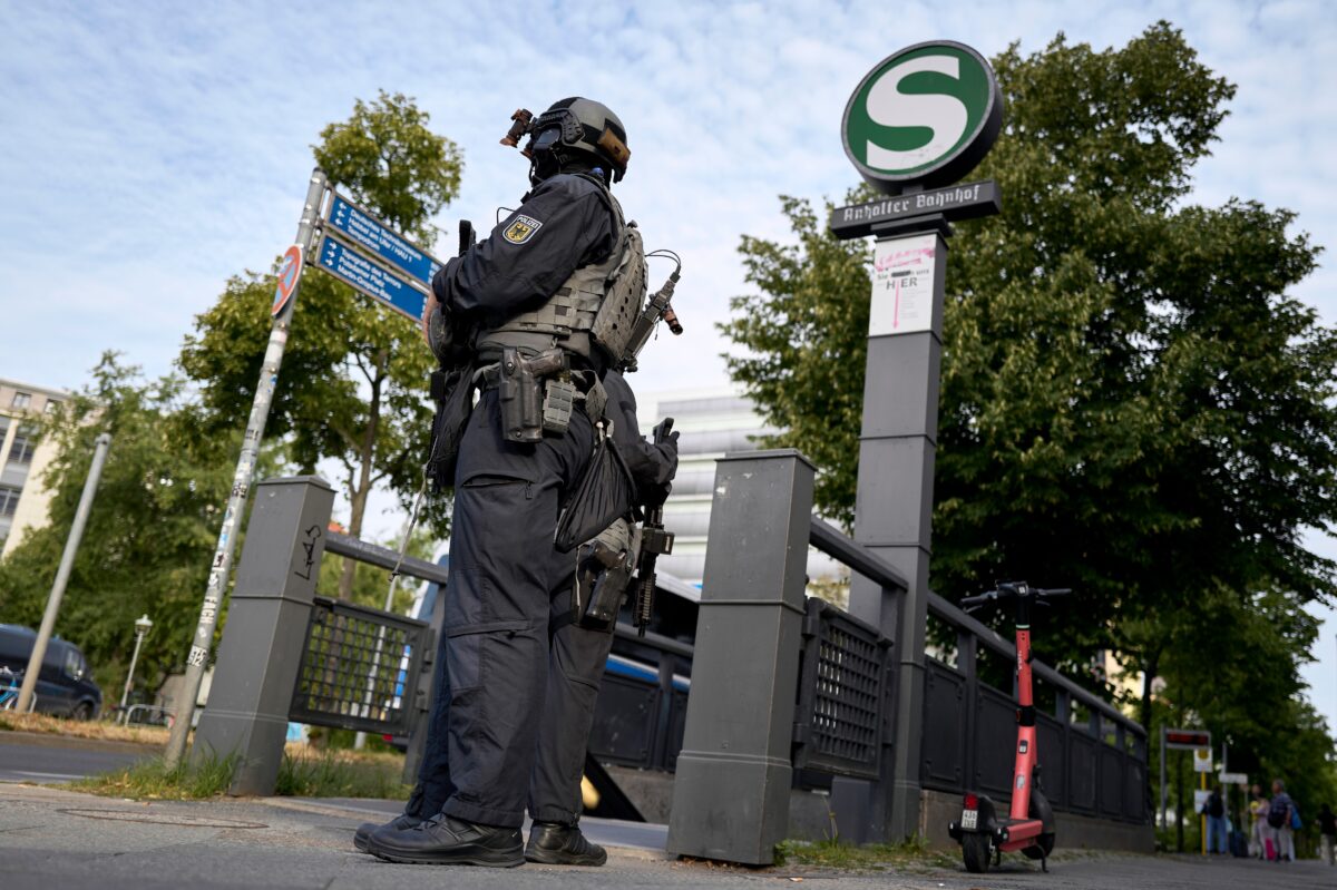 Berlin: police confirm death of attacker: “He ran towards officers with a bladed weapon”