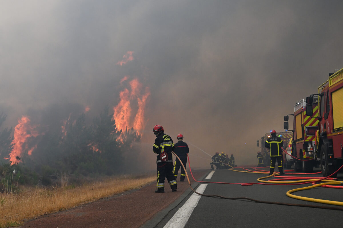 Wildfires: French authorities order evacuation of 4,000 people from tourist resorts