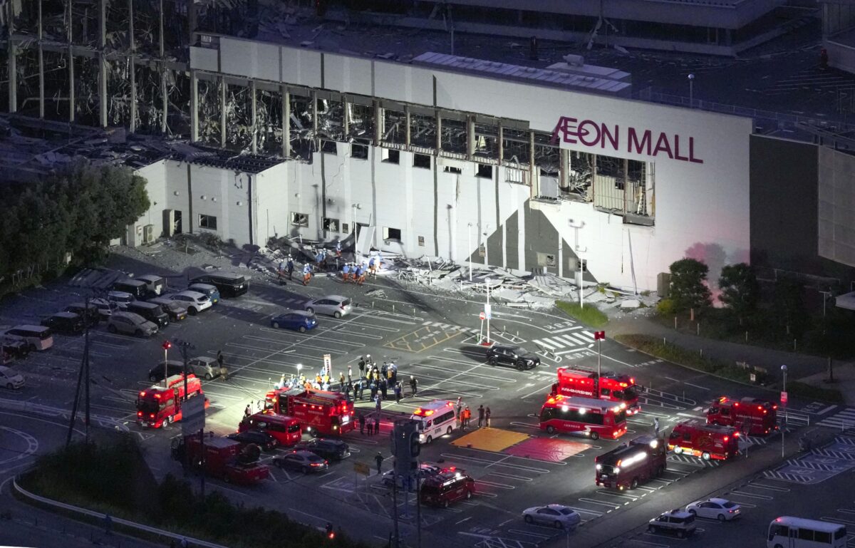 Japan earthquake: Police say contact lost with 20–30 people at shopping mall Japan earthquake: Police say contact lost with 20–30 people at shopping mall