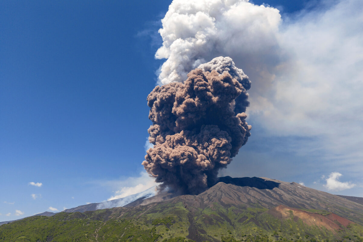 Etna: eruption with a 7-km-high ash cloud; explosive activity on the wane