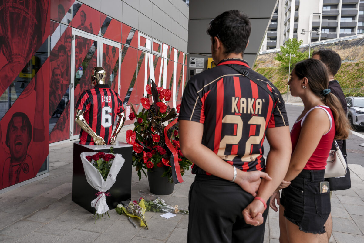 People from Bari, flowers, letters and banners: crowds of fans gathered at Casa Milan to pay tribute to the champion