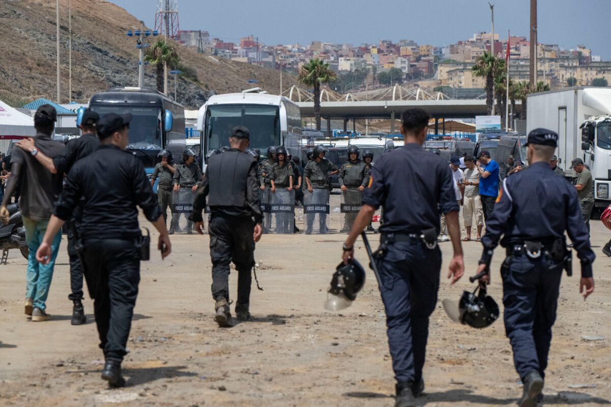 Migrants: a quiet night in Ceuta; installation of inflatable barriers begins