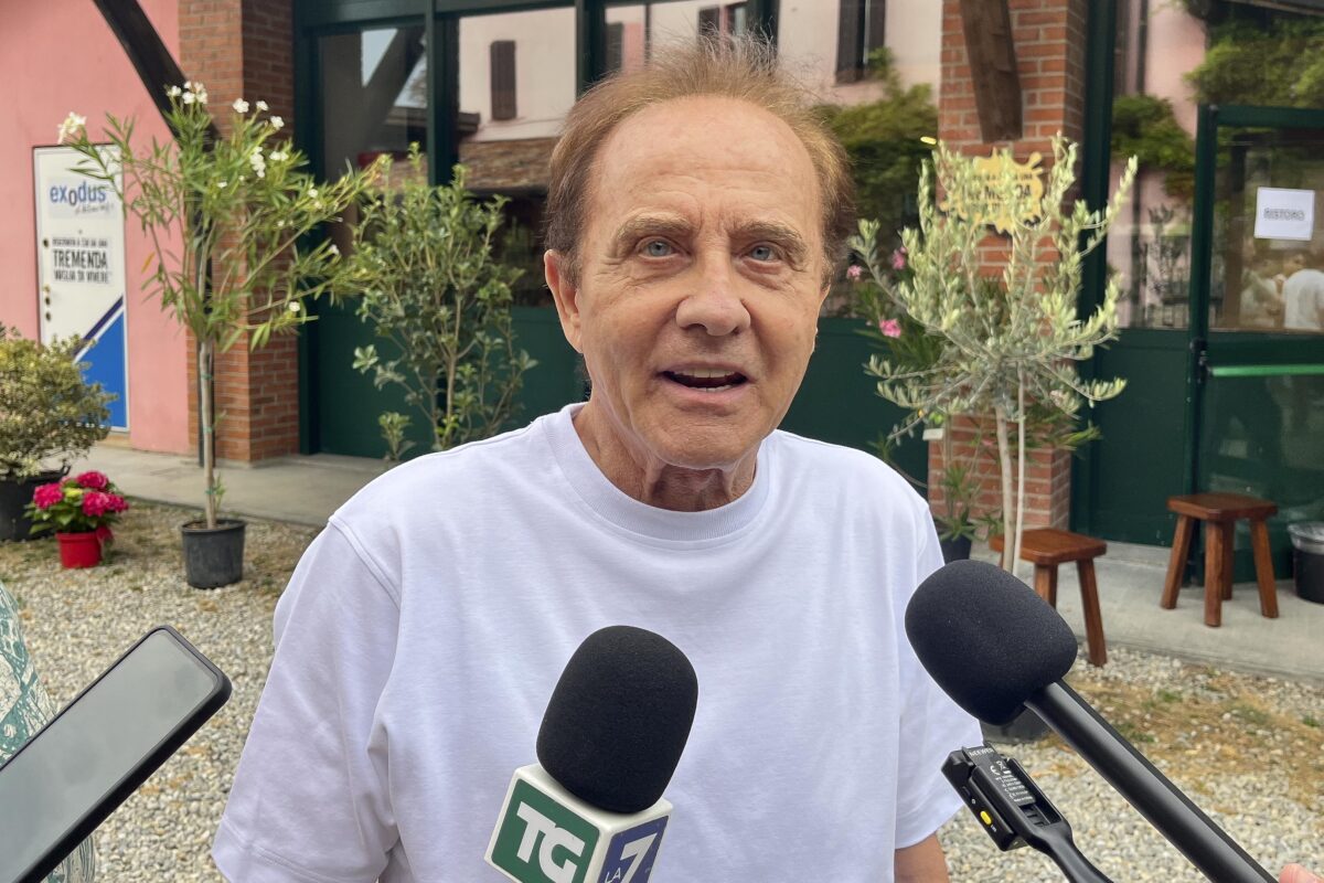 Don Mazzi, Roby Facchinetti at the funeral chapel: “Special people should not die”