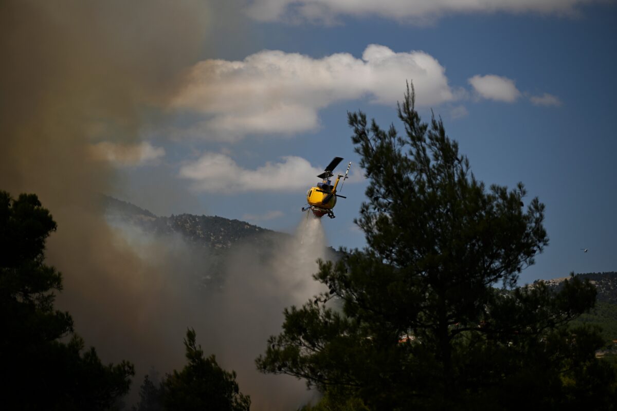 Greece: two fire-fighting helicopters collide in mid-air Greece: two fire-fighting helicopters collide in mid-air