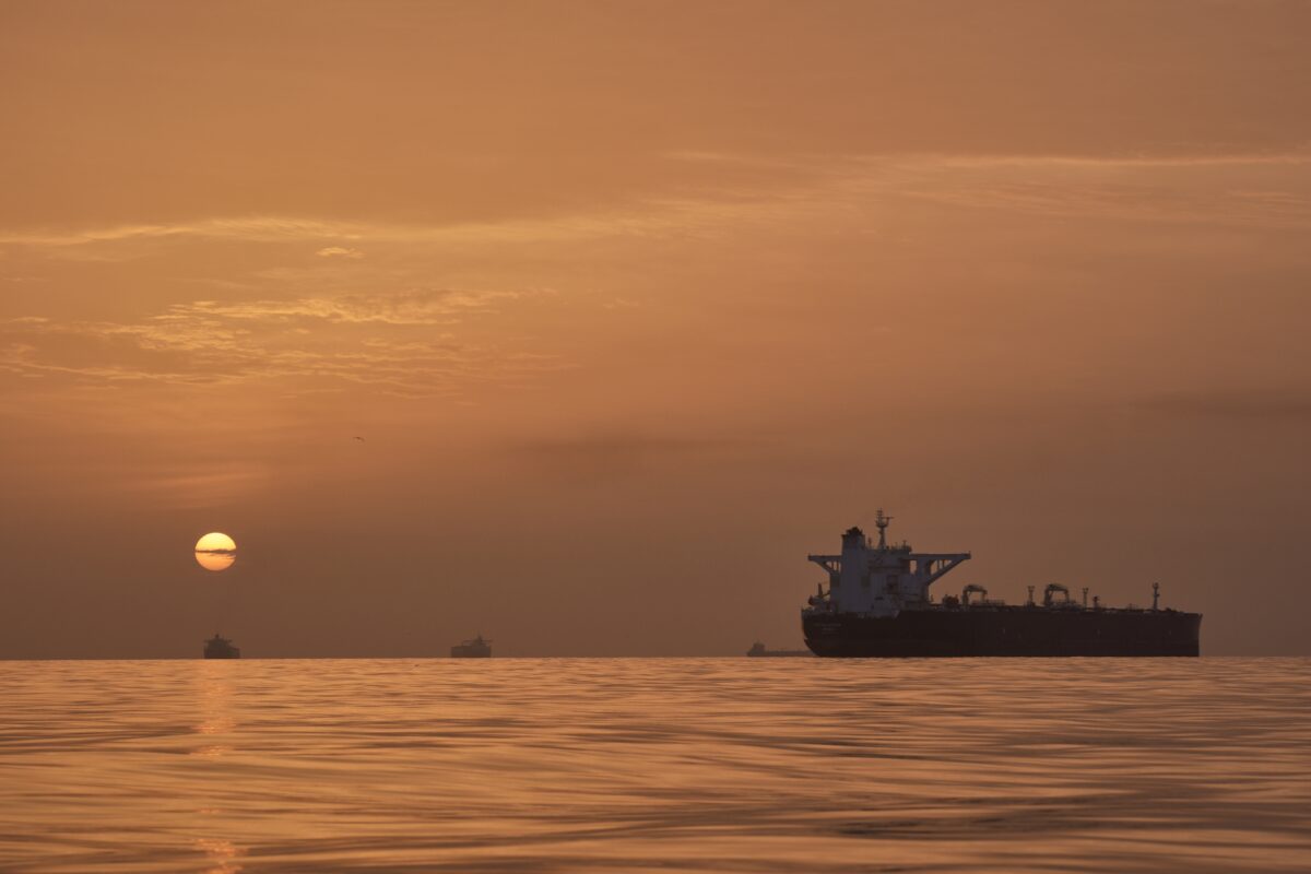Iran, oil tanker reports explosions in Strait of Hormuz: ship and crew safe Iran, oil tanker reports explosions in Strait of Hormuz: ship and crew safe