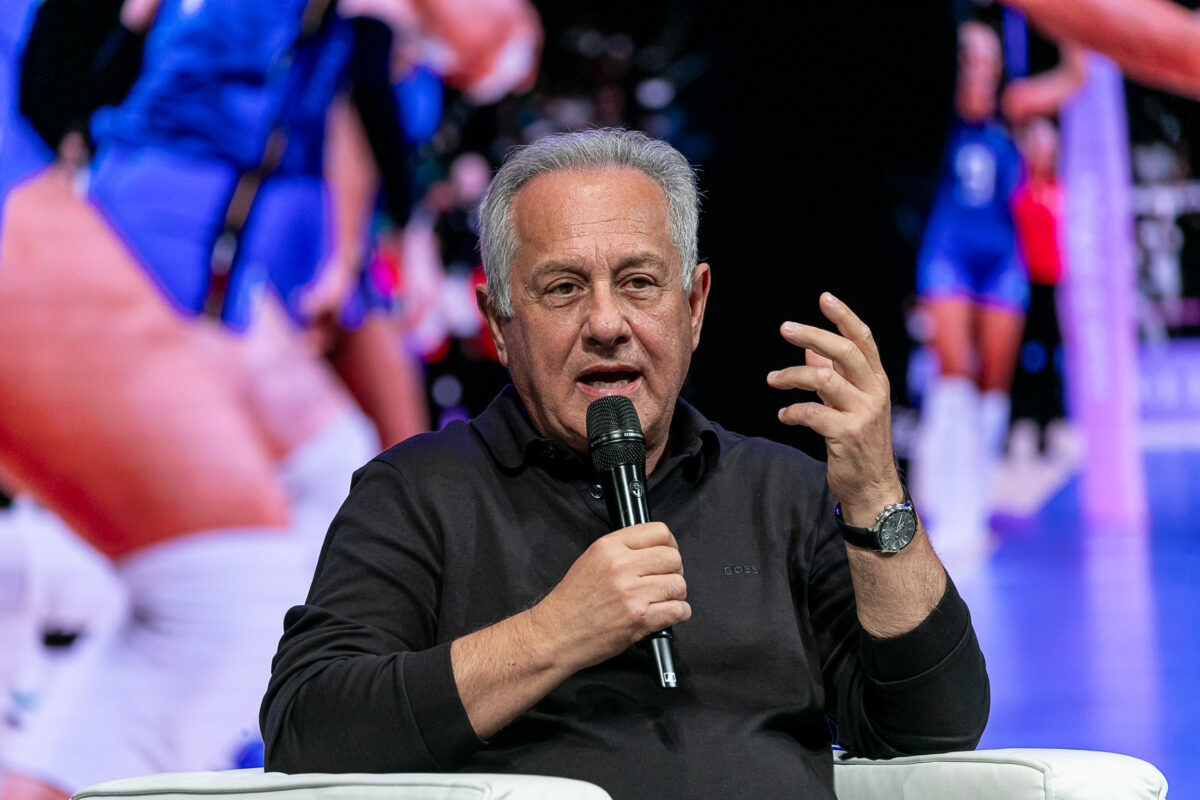 Volleyball: Velasco presents the Azzurre with two books for each player