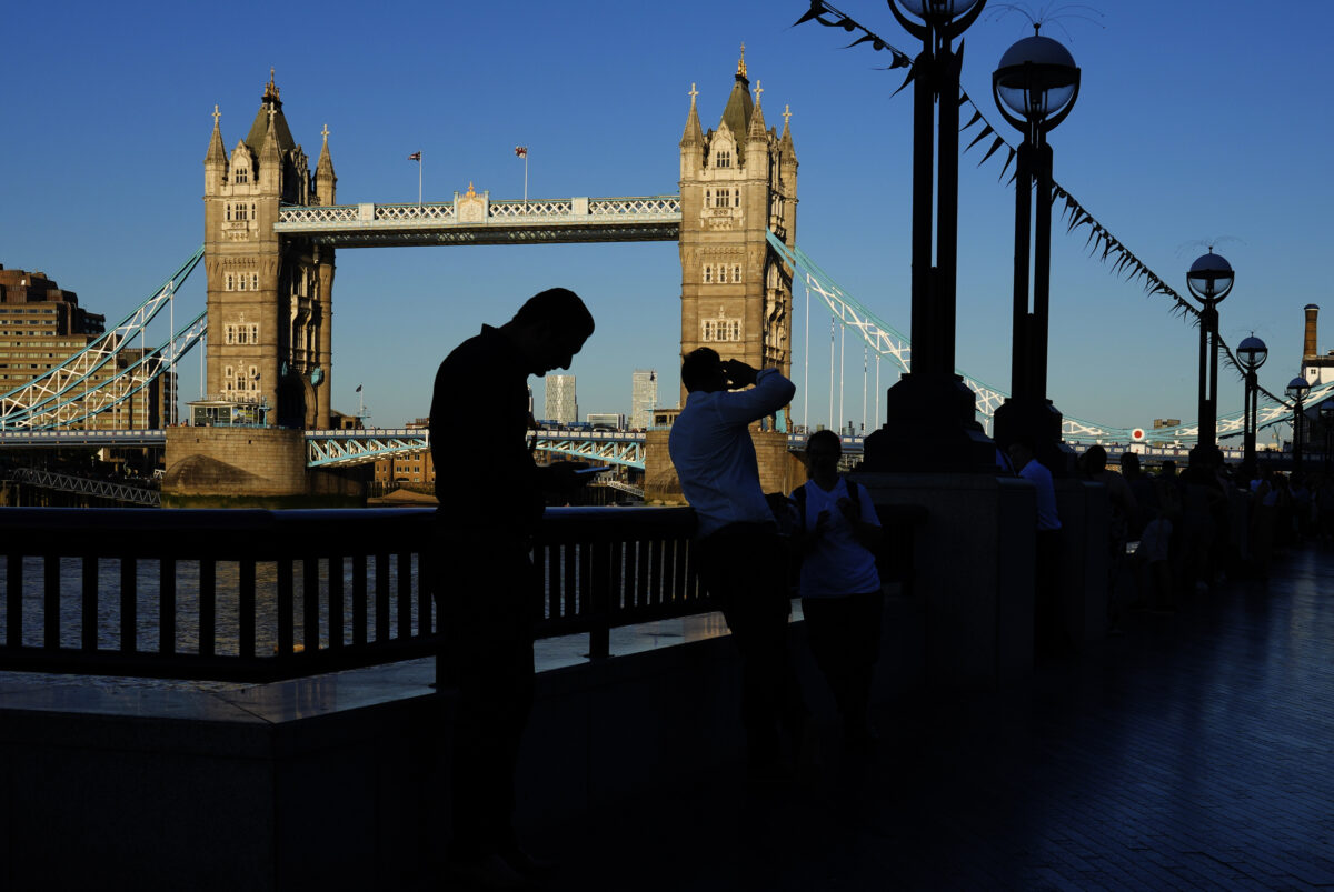 Heatwave alert in Britain as temperatures reach 38°C: people fainting in hospitals Heatwave alert in Britain as temperatures reach 38°C: people fainting in hospitals