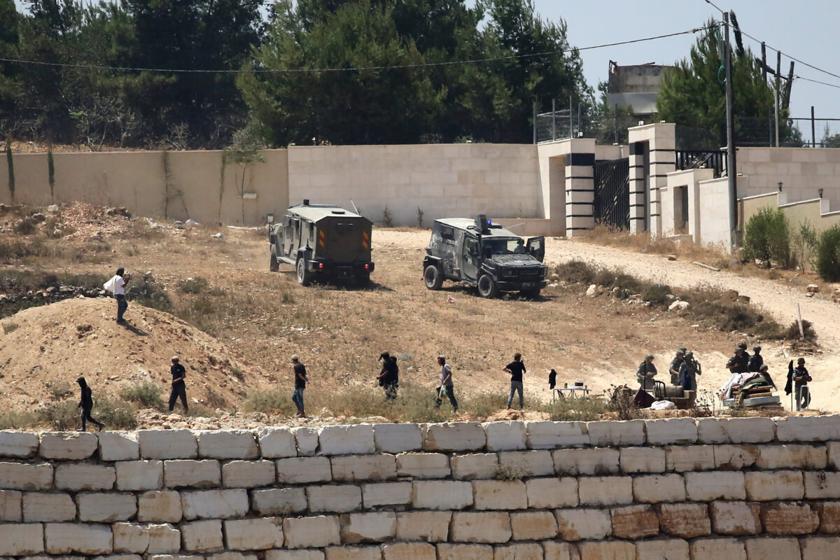 Settlers besiege three Palestinian families in the West Bank Settlers besiege three Palestinian families in the West Bank