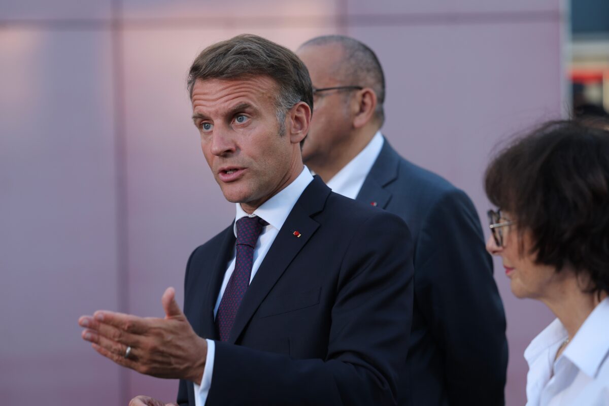 France: Macron Tasks Prime Minister with Rewriting Law on Social Media Ban for Children Under 15