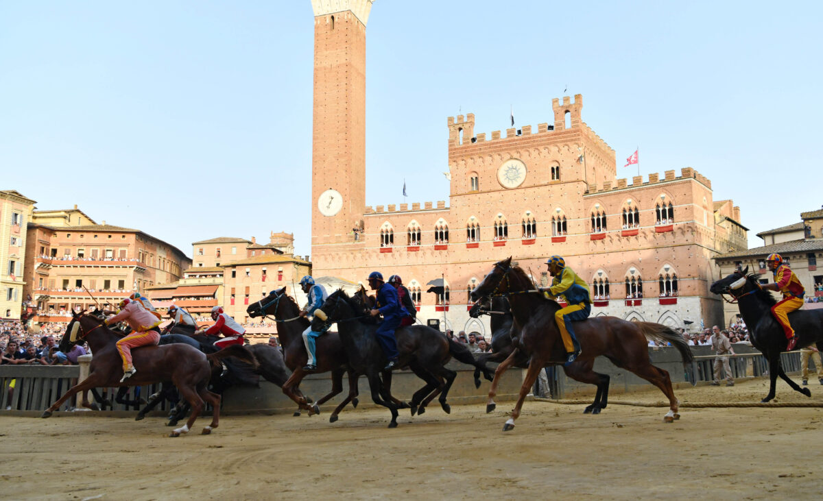Palio di Siena: green flag raised; event postponed until tomorrow due to bad weather Palio di Siena: green flag raised; event postponed until tomorrow due to bad weather