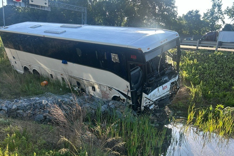 Brazil: Bus overturns, 10 dead Brazil: Bus overturns, 10 dead