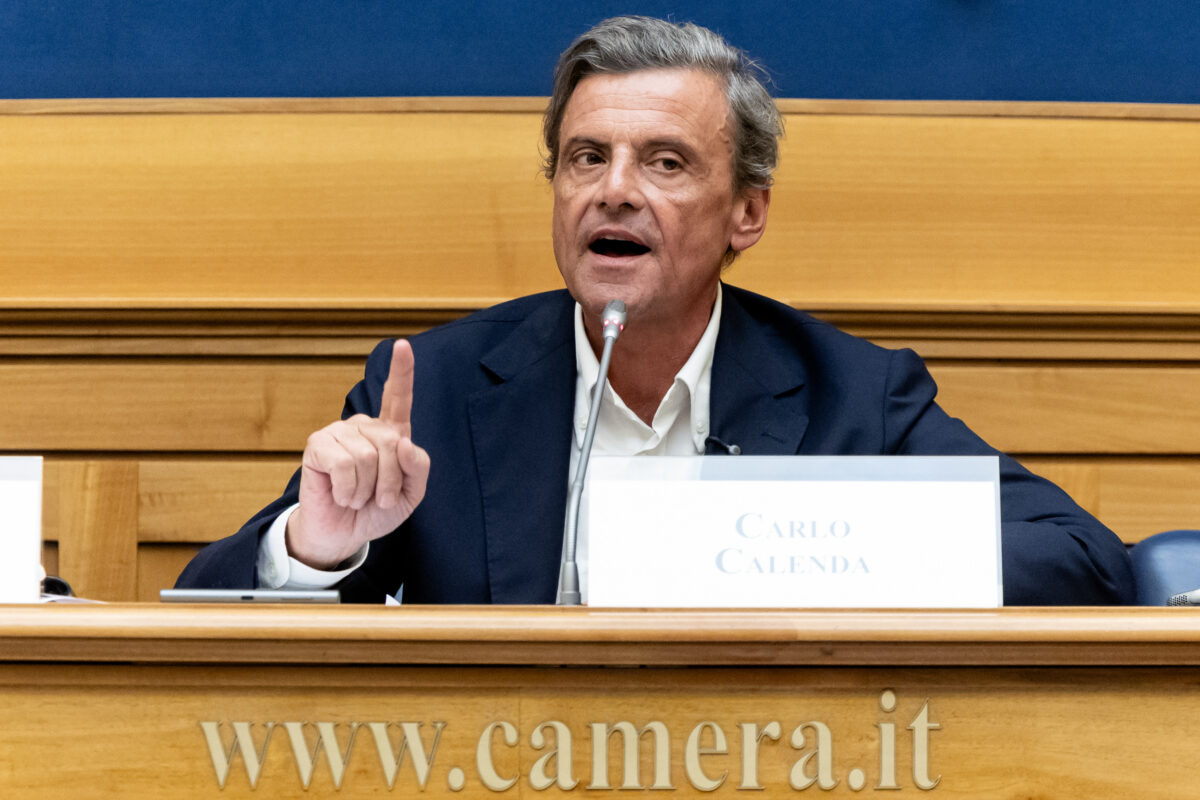 Migrants: Calenda says, “The government got it wrong and is now competing to see who can be the toughest”