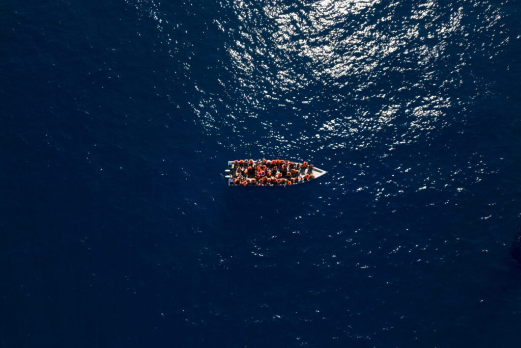Migrants, Alarm Phone: “37 on a dinghy from Libya that is sinking”