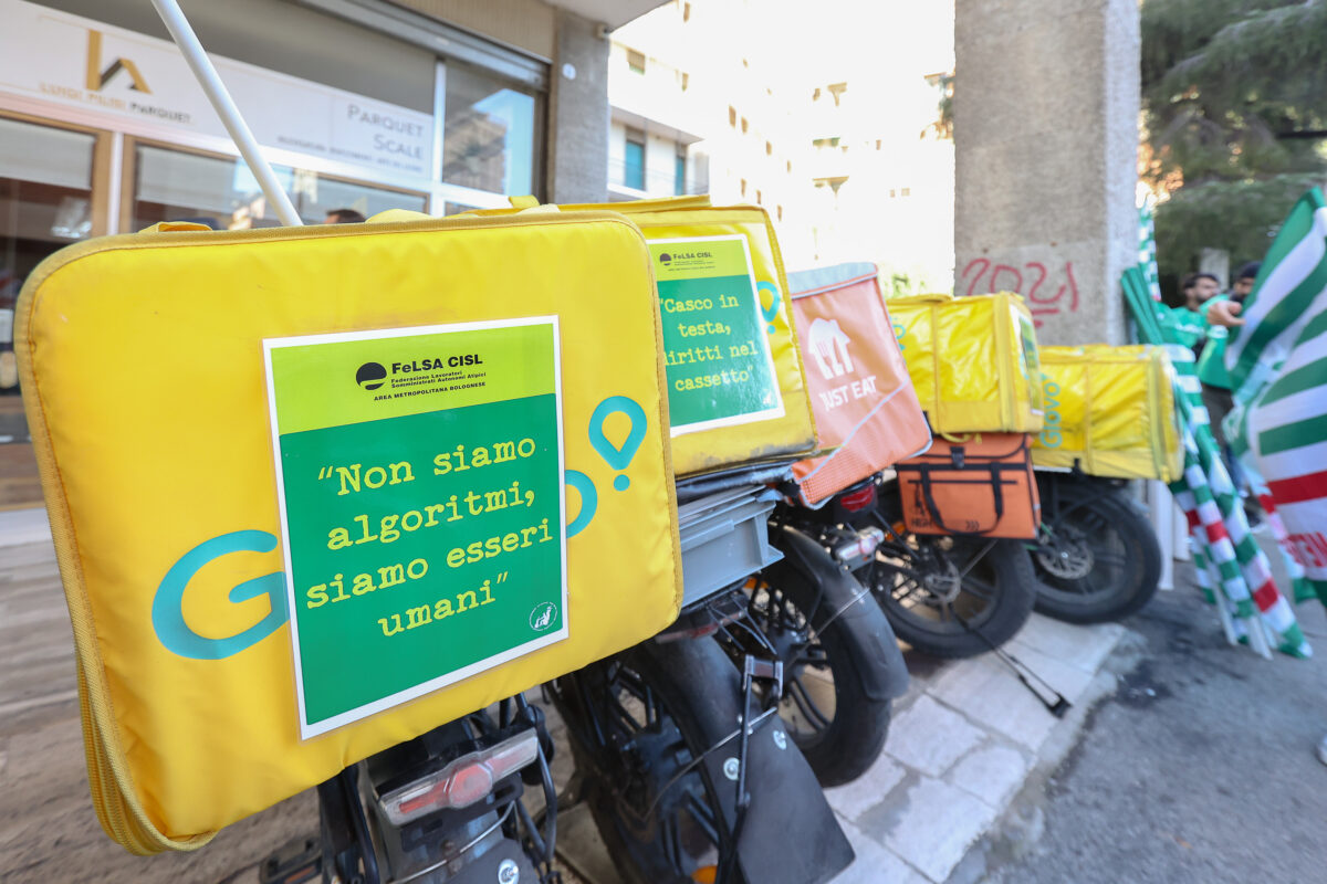 Illegal labour practices: judge orders Glovo to hire a rider and pay for waiting time as well